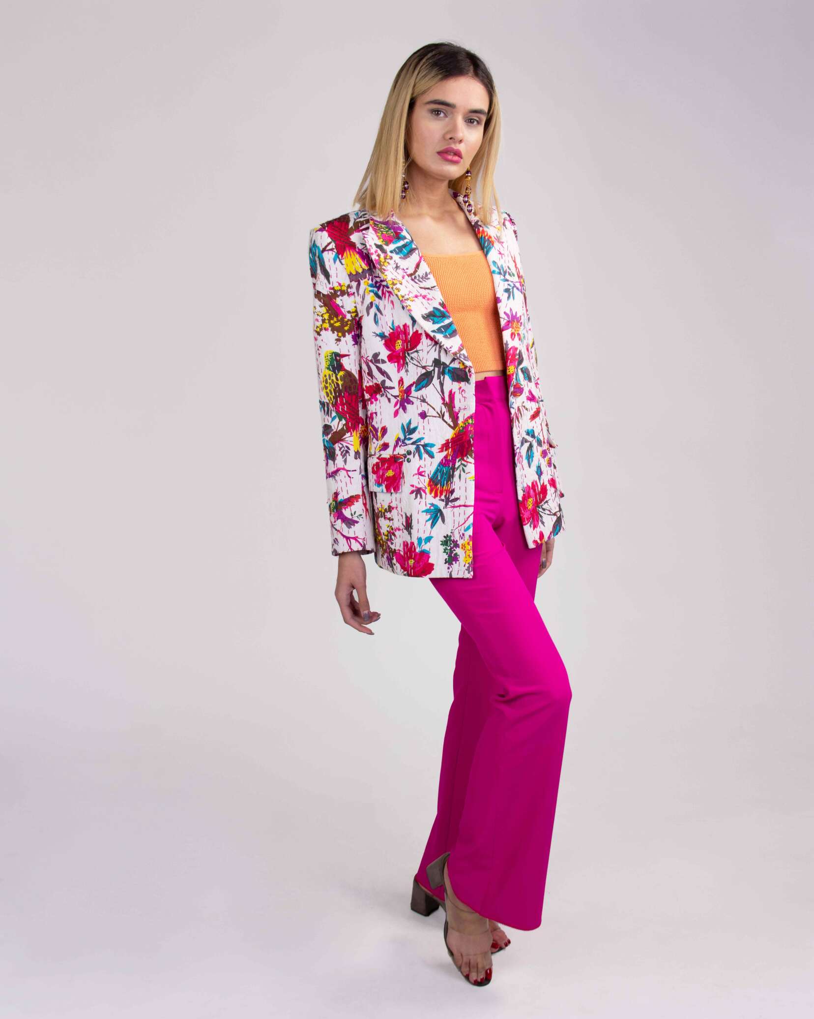 کت تک رنگی با طرح های گل و پرنده|شلوار پارچه ای سرخابی|تاپ نارنجی|ماونگه|پوشاک زنانه