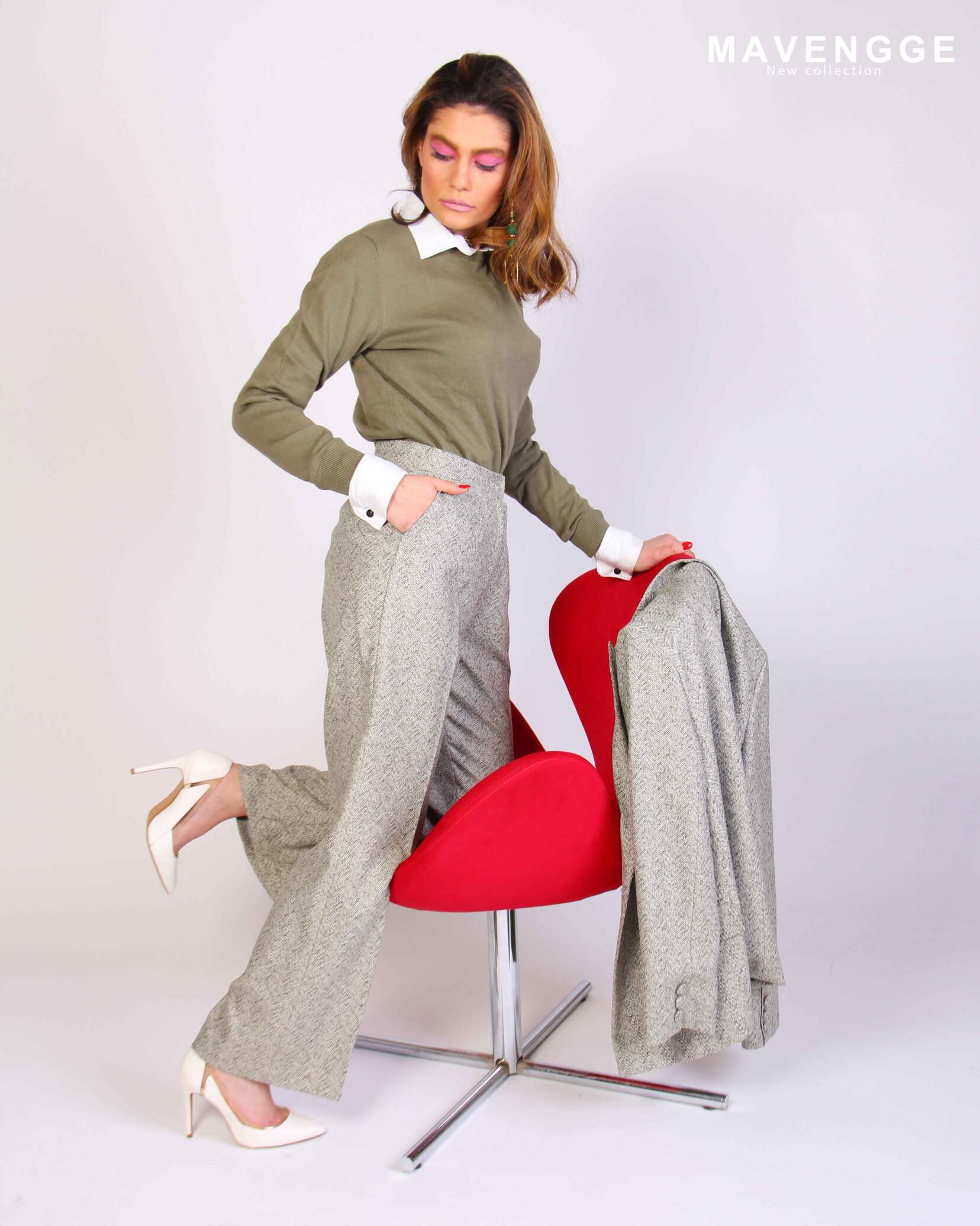 کت و شلوار ست|کفش سفید|صندلی قزمز|بلوز سبز|لباس زنانه|