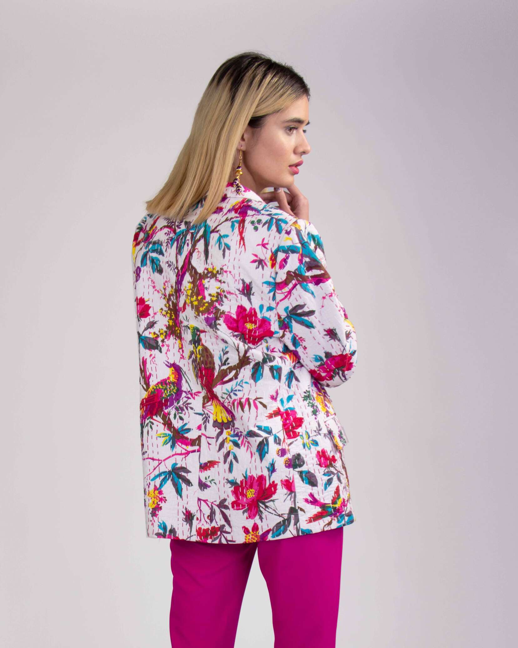 کت تک رنگی با طرح های گل و پرنده|شلوار پارچه ای سرخابی|تاپ نارنجی|ماونگه|پوشاک زنانه