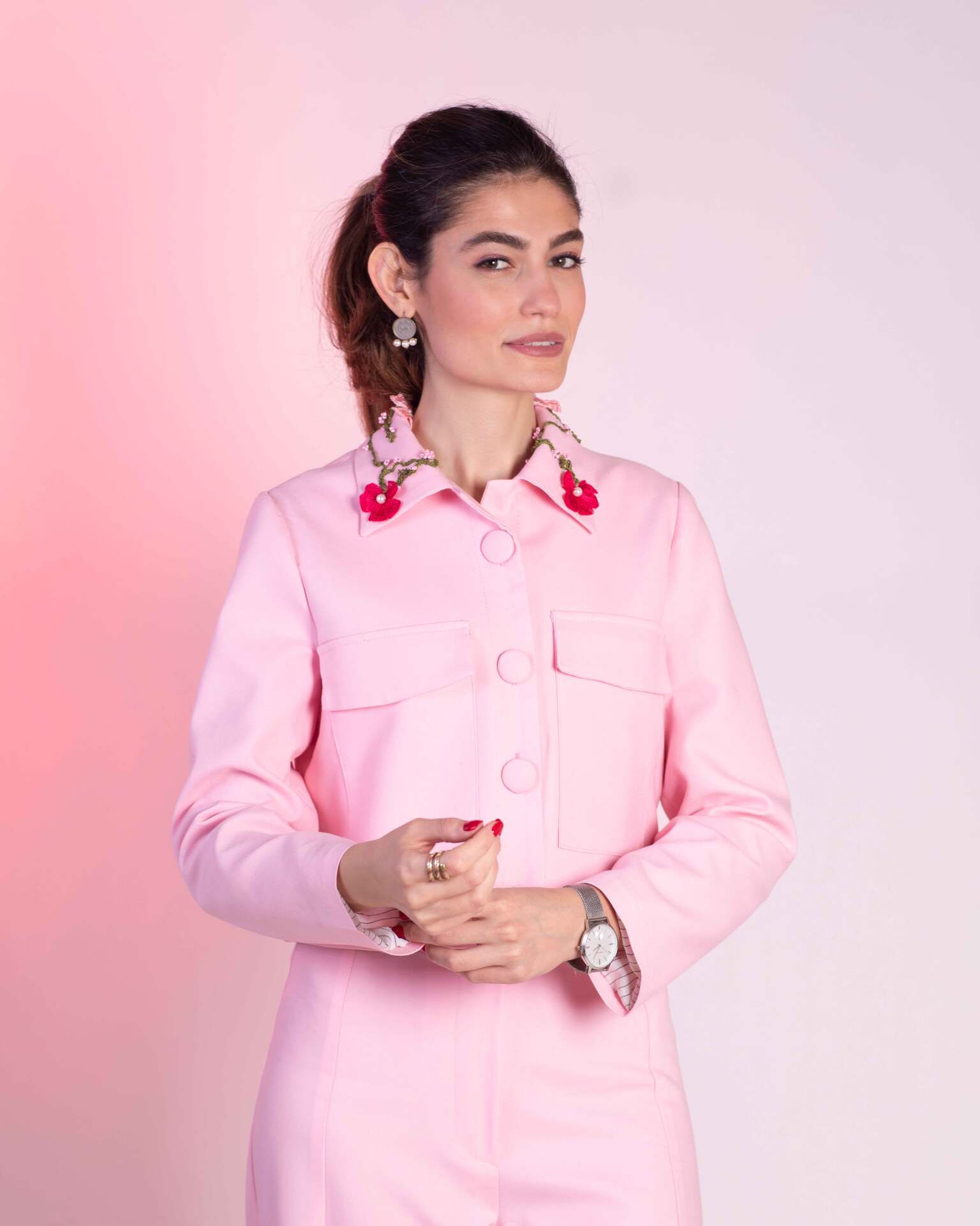 کت و شلوار-صورتی-گلبهی-پارچه-کرپ-گلدوزی شده-یقه کردانه-جیب بزرگ-شلوار راسته گشاد-گل