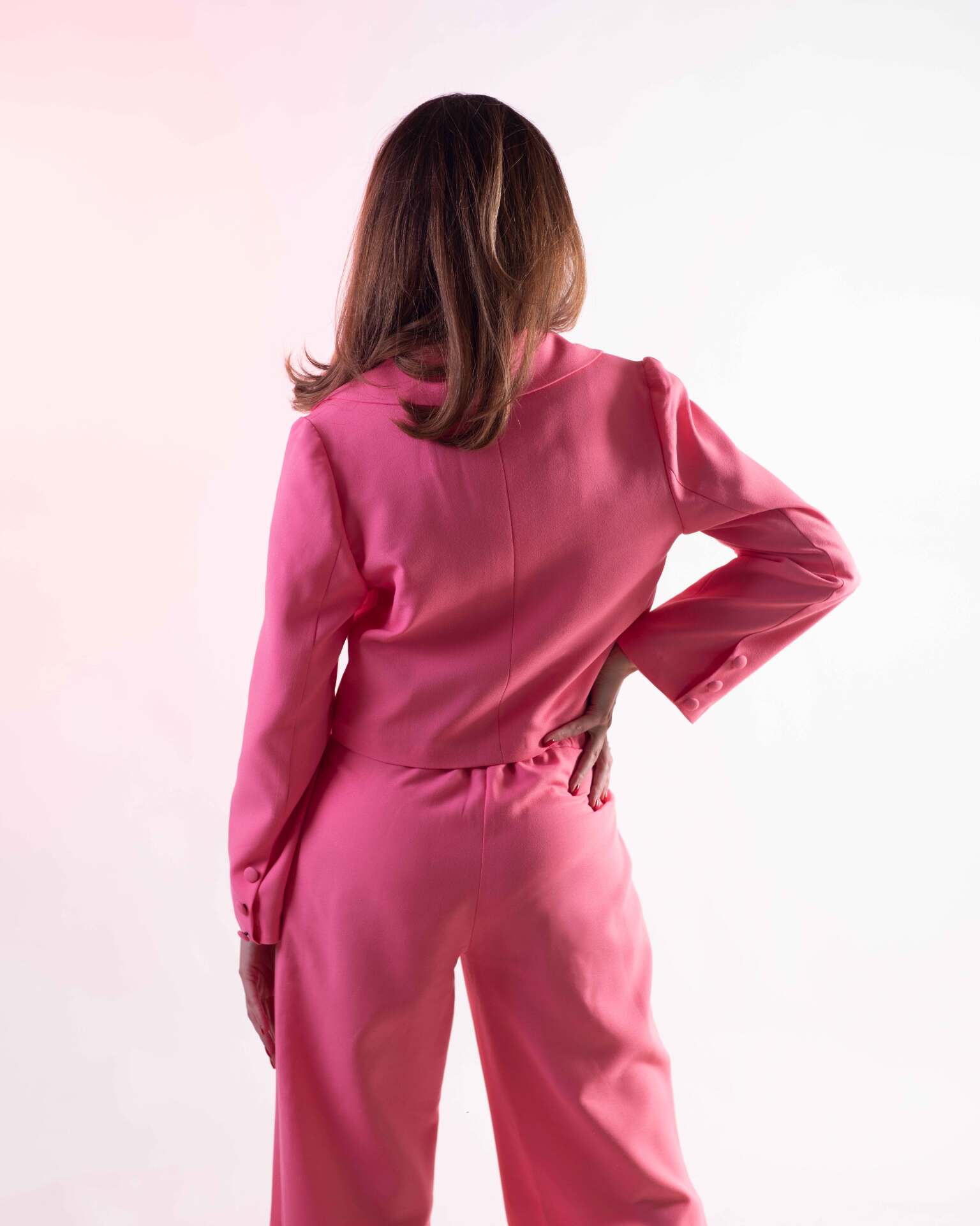 کت و شلوار گلبهی-کت یقه انگلیسی-گلدوزی شده-شلوار راسته گشاد-پارچه کرپ-رنگ صورتی