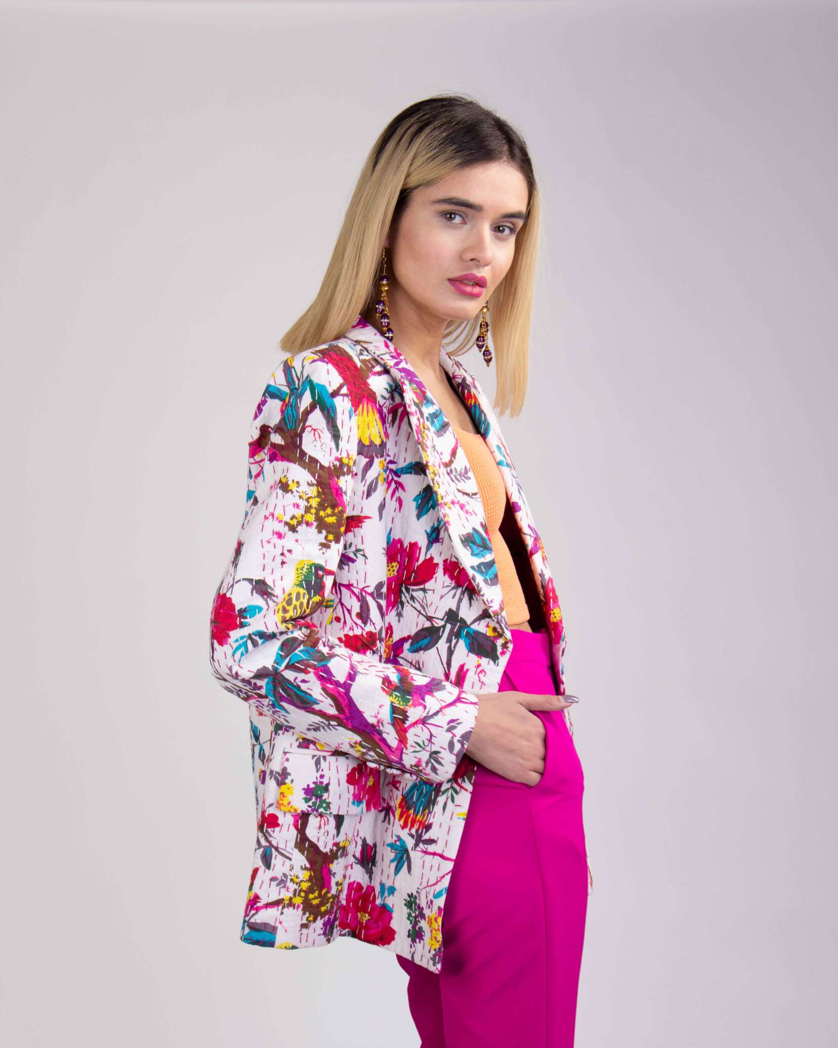 کت تک رنگی با طرح های گل و پرنده|شلوار پارچه ای سرخابی|تاپ نارنجی|ماونگه|پوشاک زنانه