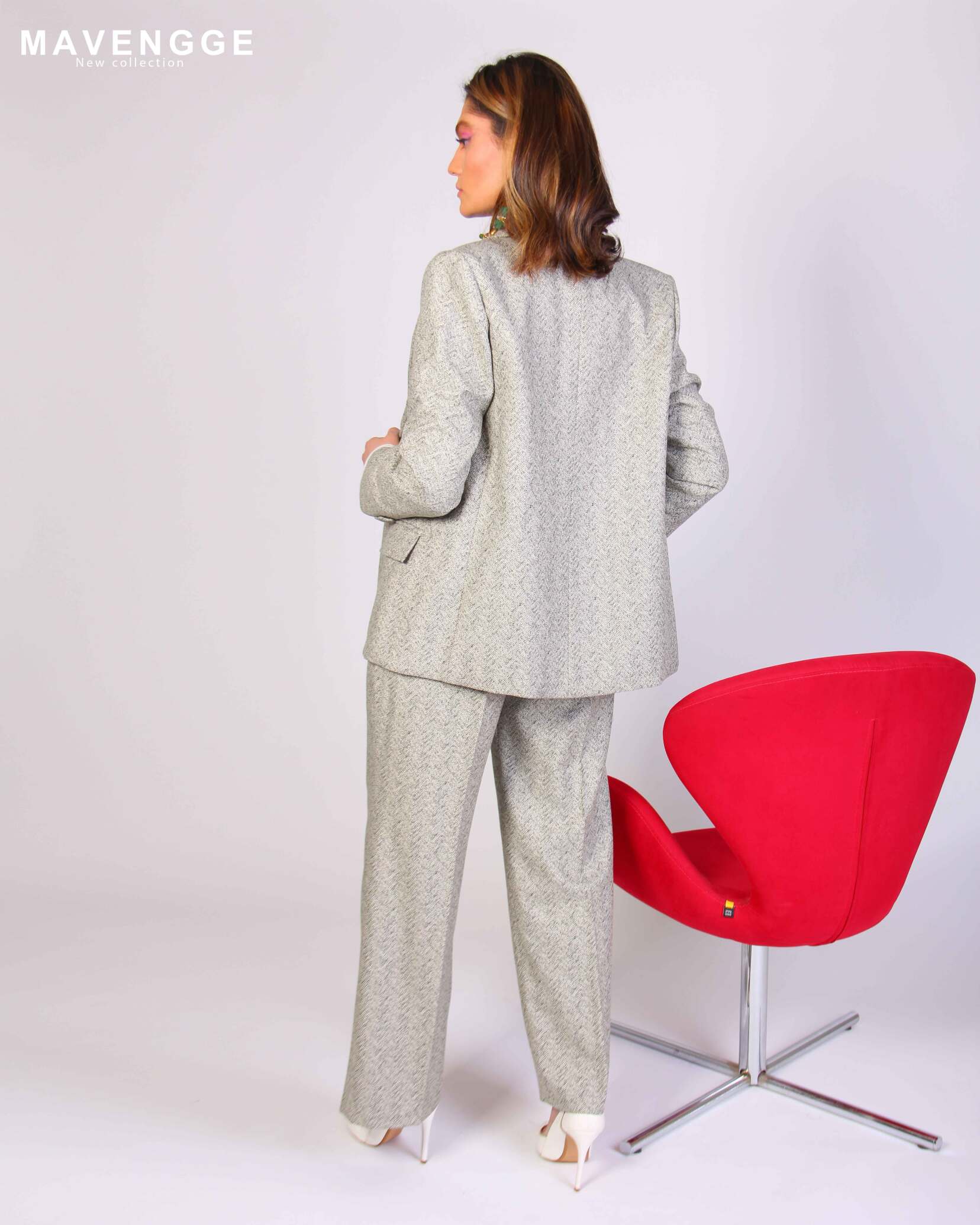 کت و شلوار ست|کفش سفید|صندلی قزمز|بلوز سبز|لباس زنانه|