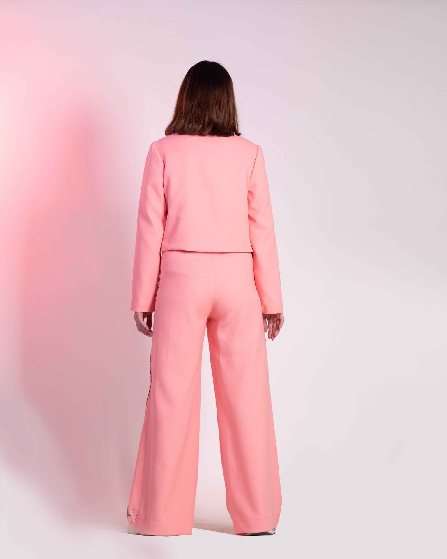 کت و شلوار-صورتی-گلبهی-پارچه-کرپ-گلدوزی شده-یقه کردانه-جیب بزرگ-شلوار راسته گشاد-گل