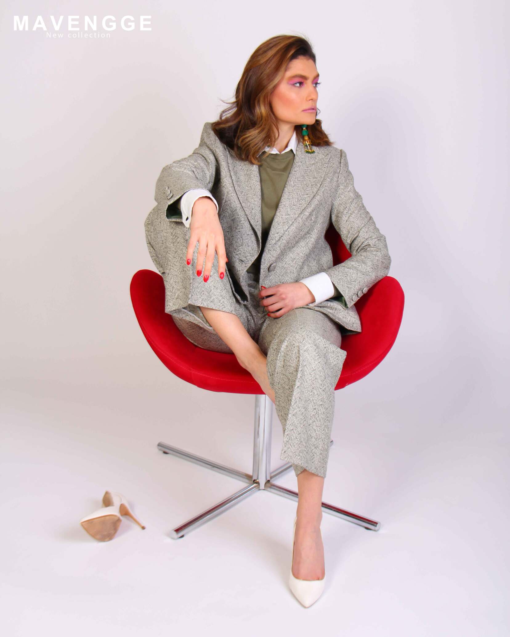 کت و شلوار ست|کفش سفید|صندلی قزمز|بلوز سبز|لباس زنانه|