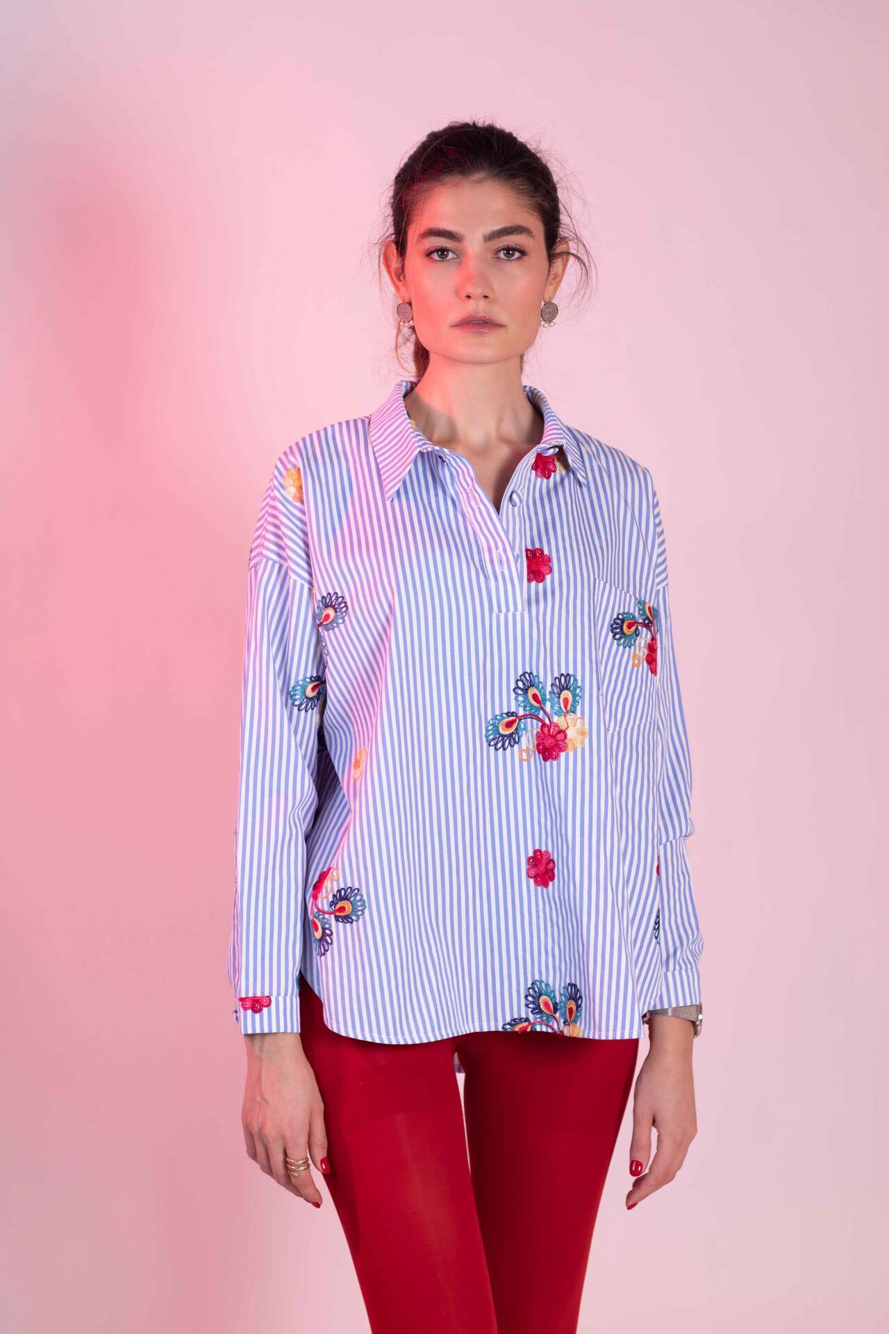 شومیز-یقه مردانه-جلو بسته-راه راه-آبی-خامه دوزی گل و بته-آستین بلند-با پارچه پوپلین-از نمای رو به رو