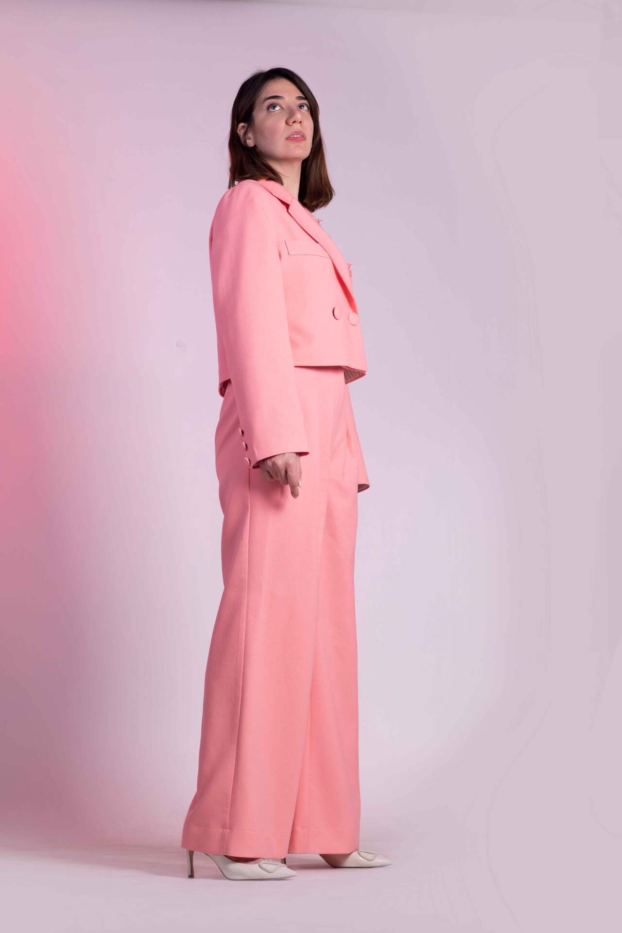 کت و شلوار گلبهی-کت یقه انگلیسی-گلدوزی شده-شلوار راسته گشاد-پارچه کرپ-رنگ صورتی