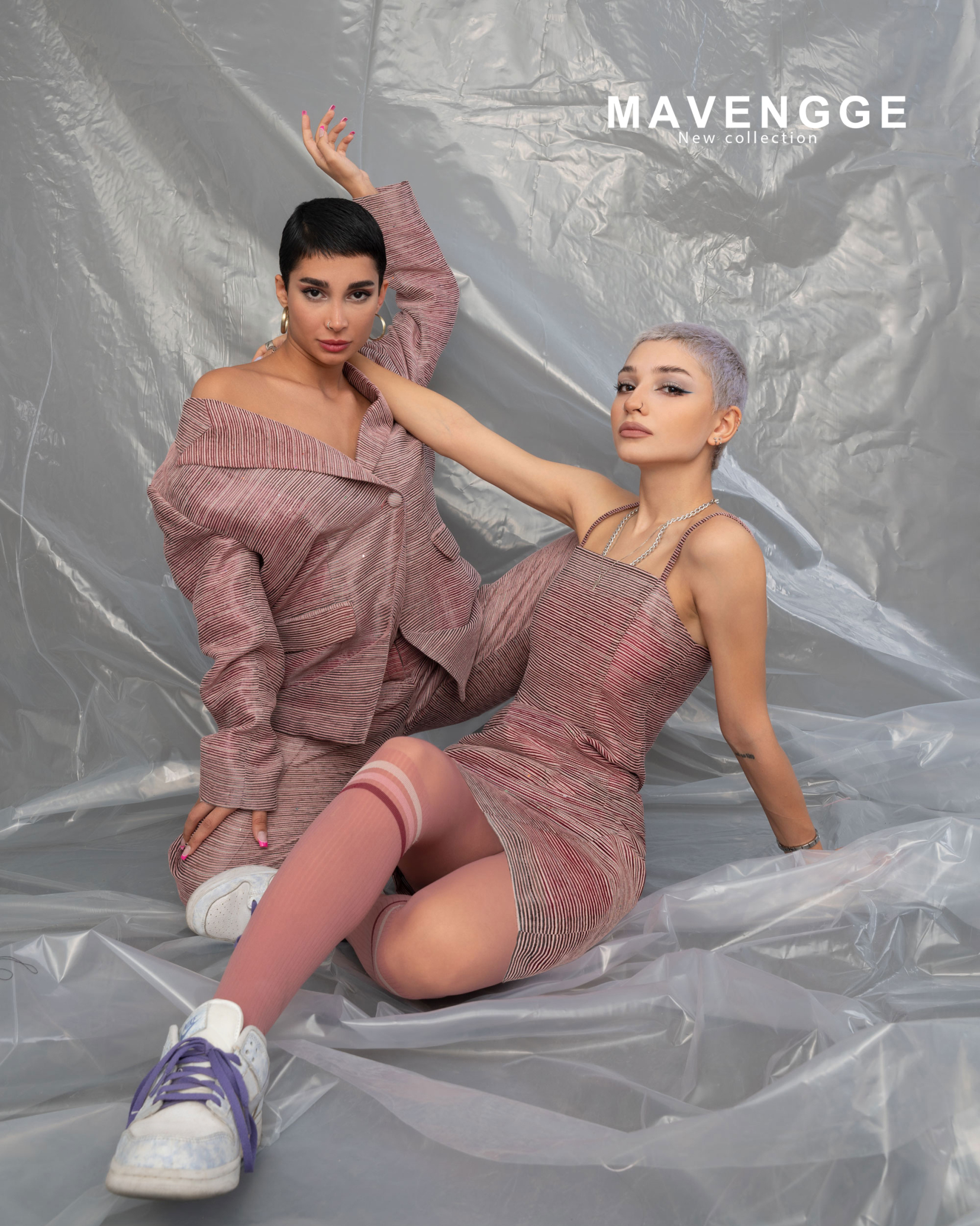 کت و شلوار|صورتی|یقه اینگلیسی|پیراهن کوتاه صورتی|کتونی سفید