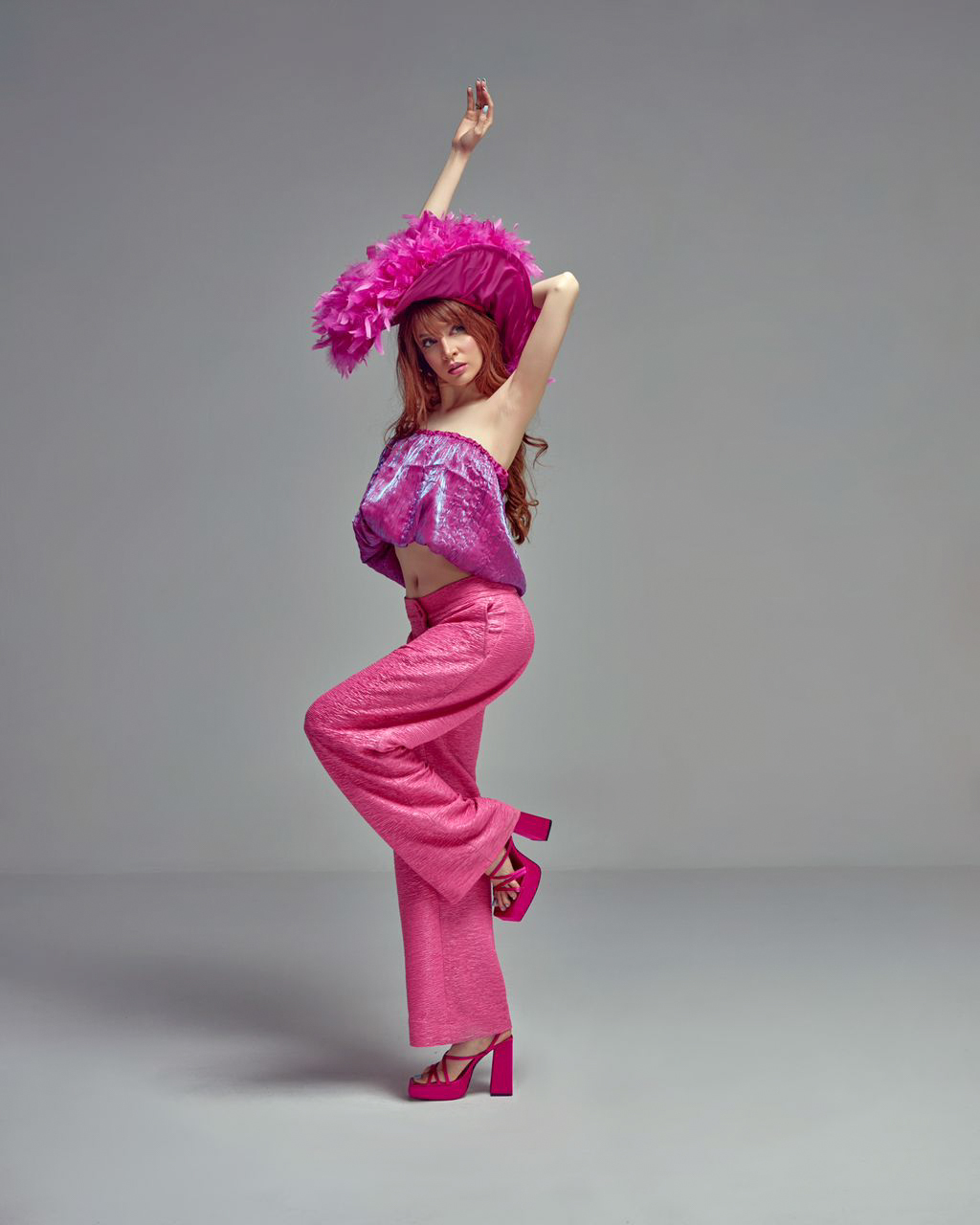 شلوار صورتی همراه تاپ سرخابی و کلاه پری