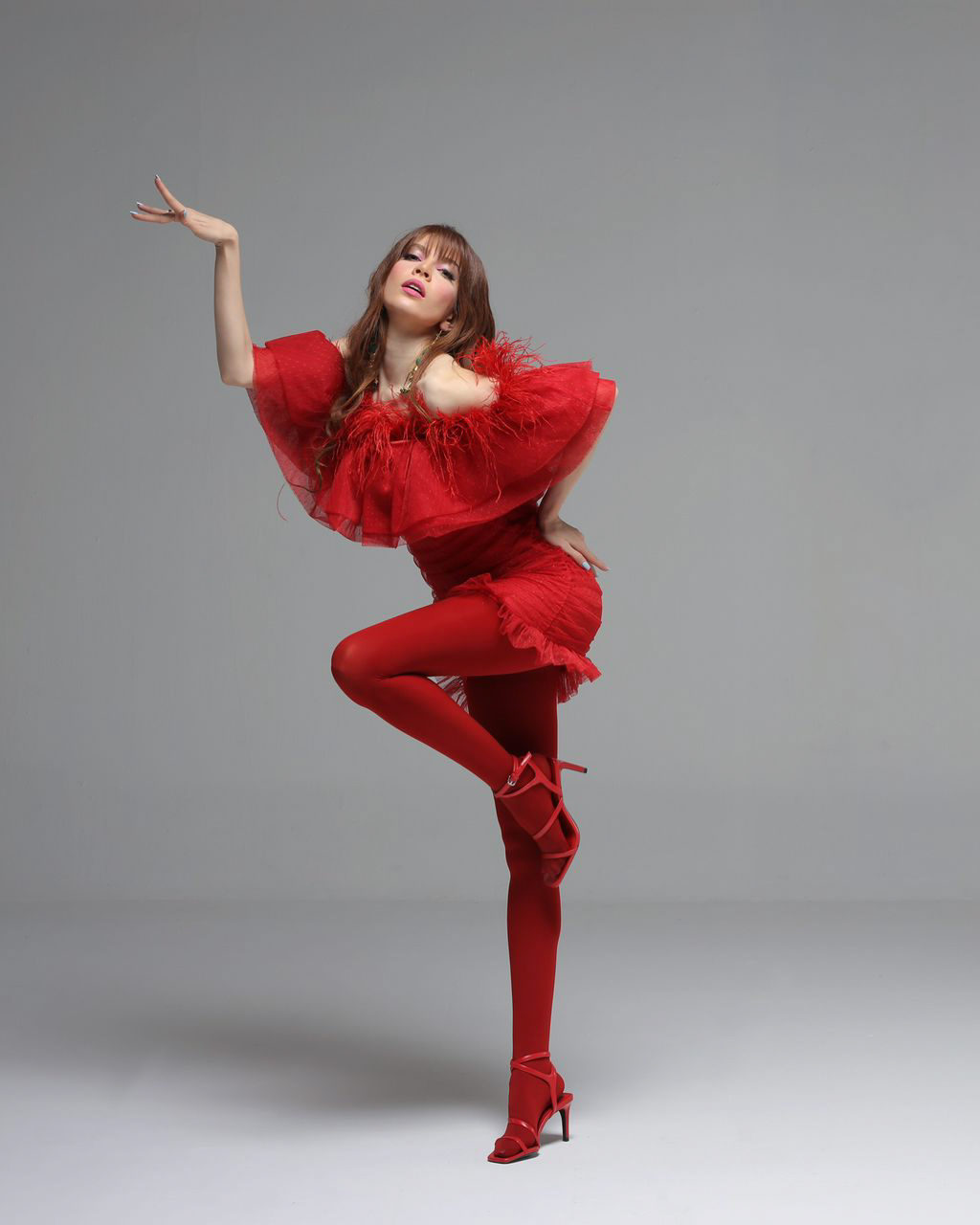 پیراهن قرمز رنگ-جوراب شلواری قرمز-کفش پاشنه دار قرمز-پر