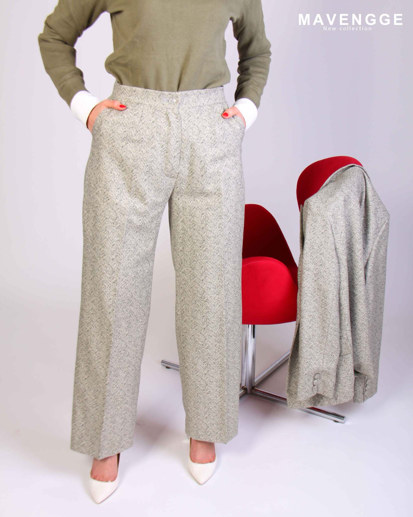 کت و شلوار ست|کفش سفید|صندلی قزمز|بلوز سبز|لباس زنانه|