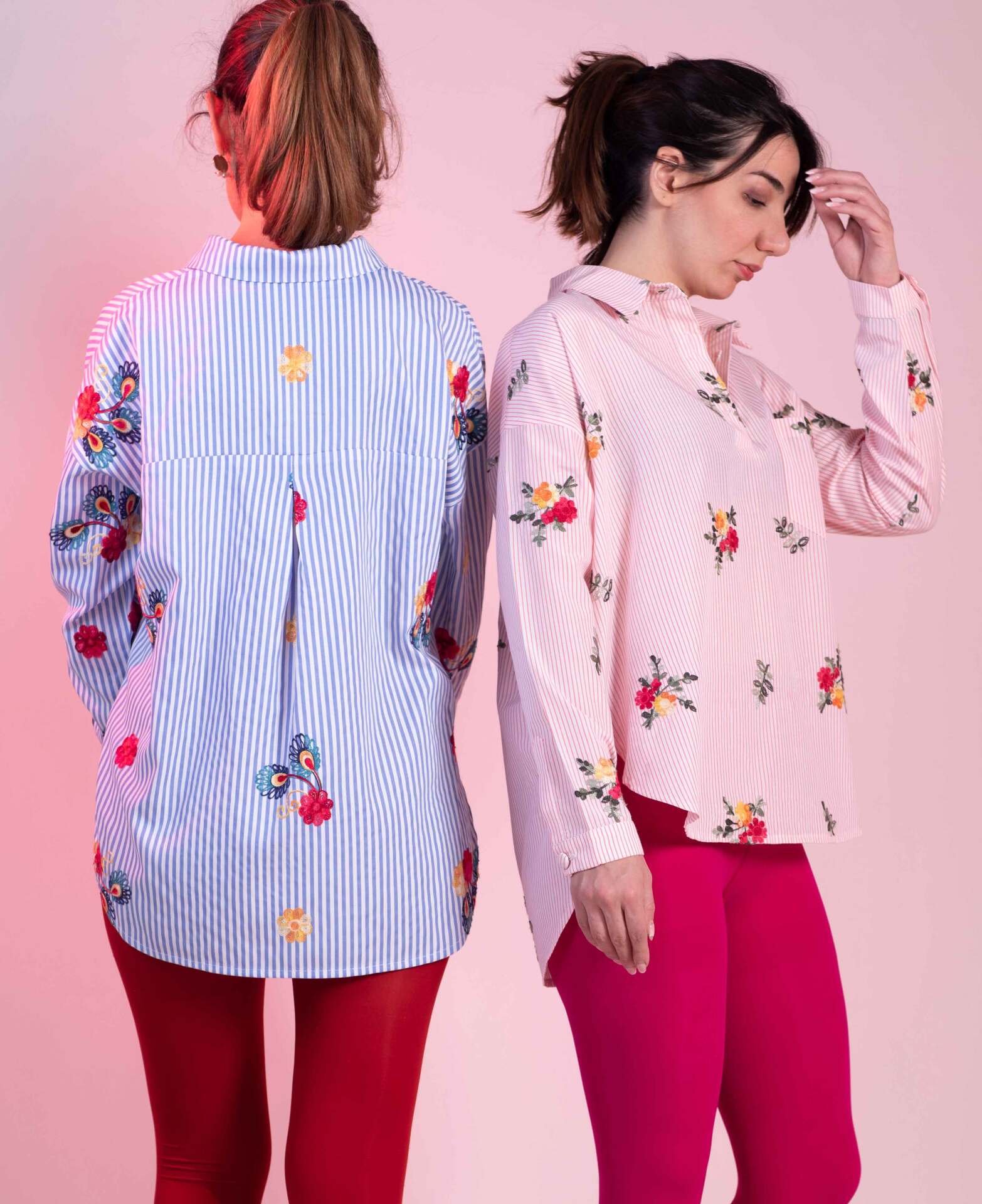 یقه مردانه-جلو بسته-راه راه-آبی و صورتی-خامه دوزی گل و بته-آستین بلند-با پارچه پوپلین-از نمای پشت و پهلو