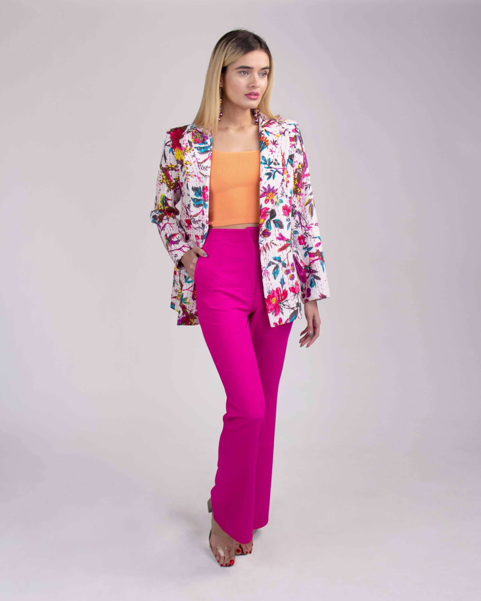 کت تک رنگی با طرح های گل و پرنده|شلوار پارچه ای سرخابی|تاپ نارنجی|ماونگه|پوشاک زنانه