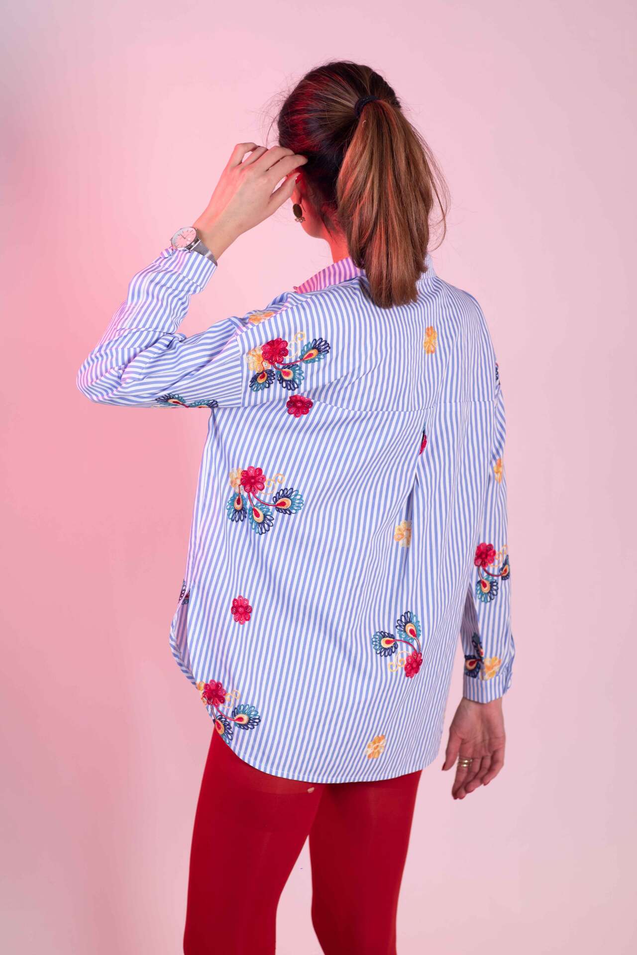 شومیز-یقه مردانه-جلو بسته-راه راه-آبی-خامه دوزی گل و بته-آستین بلند-با پارچه پوپلین-از نمای پشت