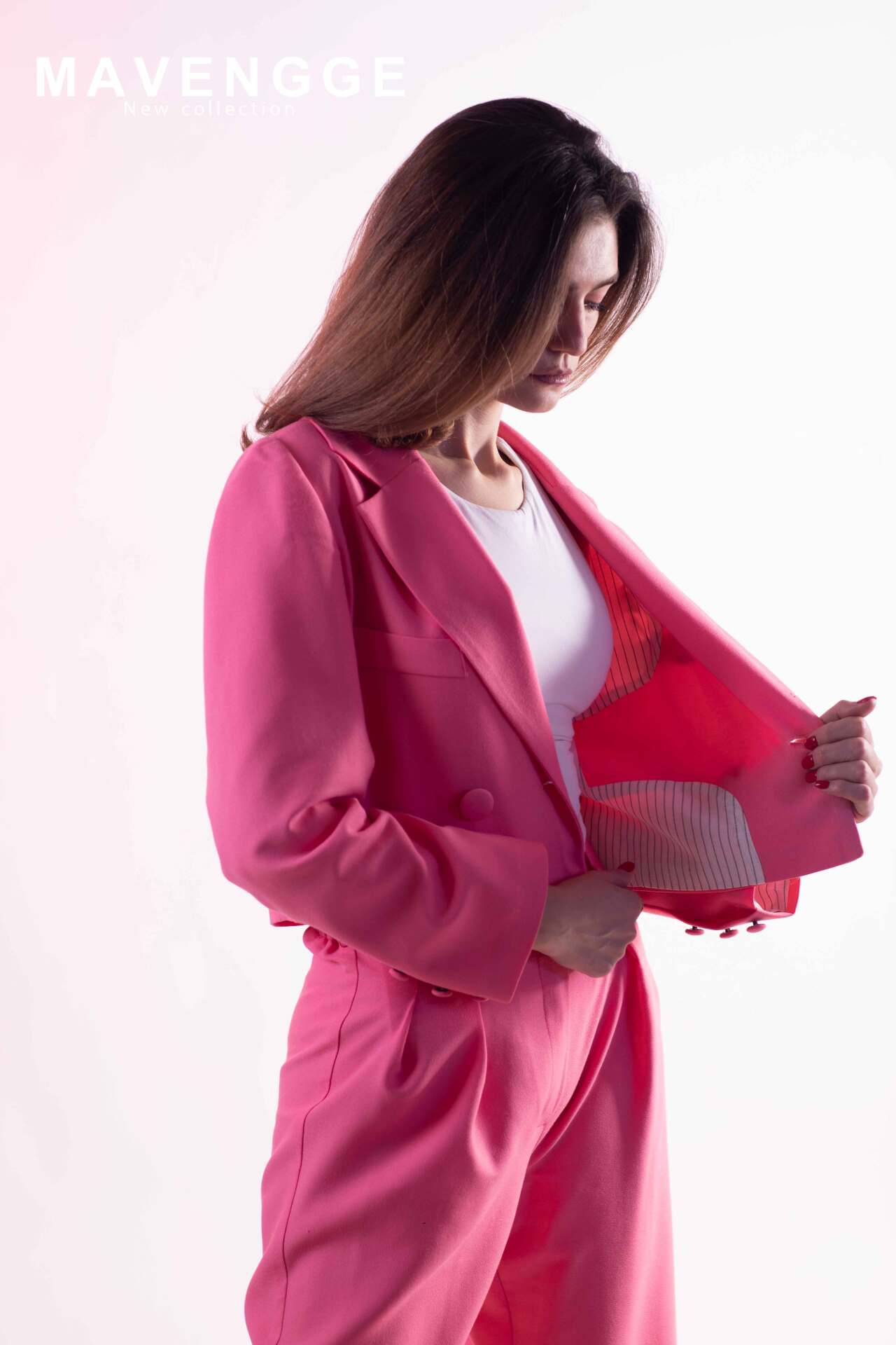 کت و شلوار گلبهی-کت یقه انگلیسی-گلدوزی شده-شلوار راسته گشاد-پارچه کرپ-رنگ صورتی