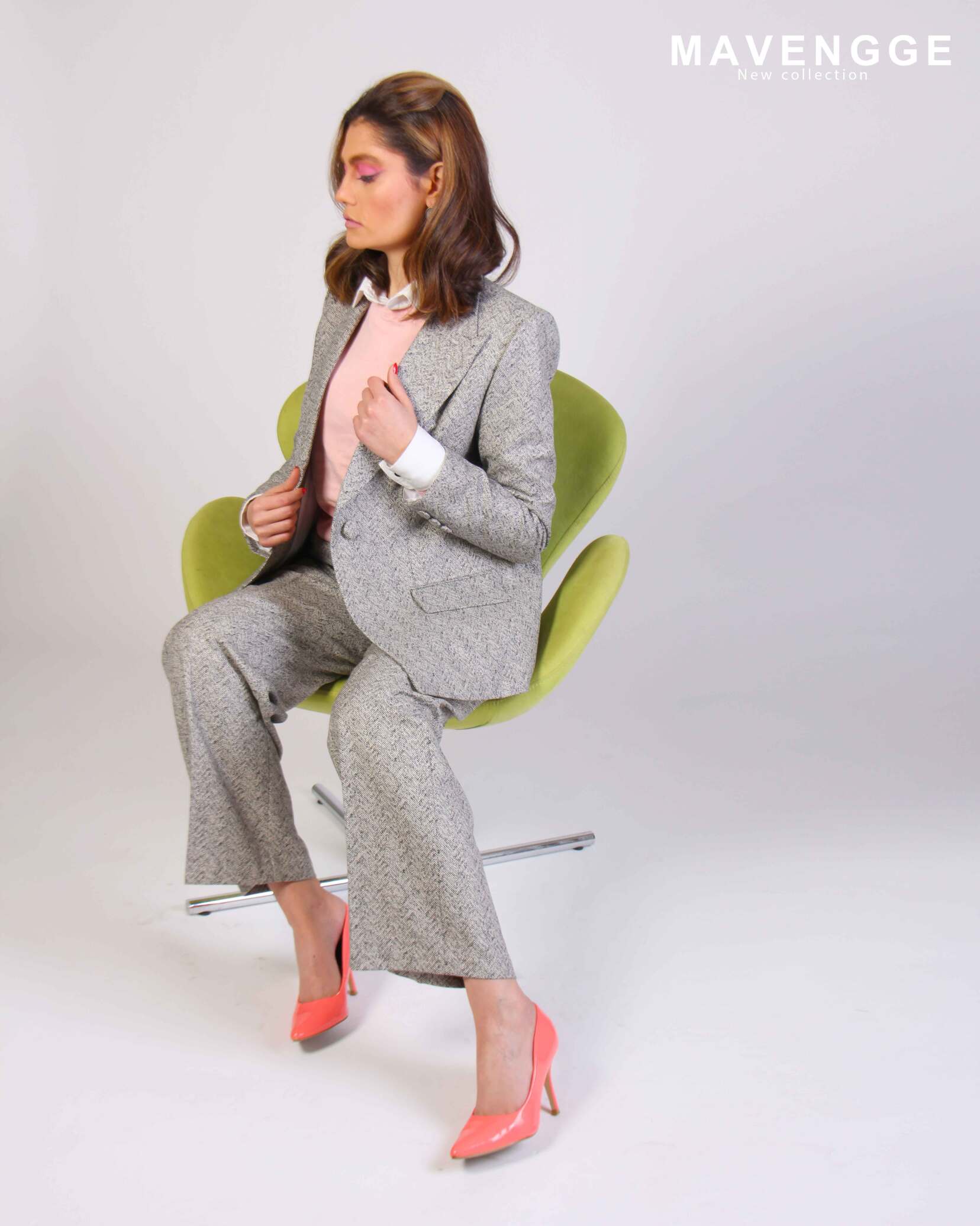 کت و شلوار|رسمی زنانه|سفید و مشکی|بلوز سفید|کفش صورتی|صندلی سبز