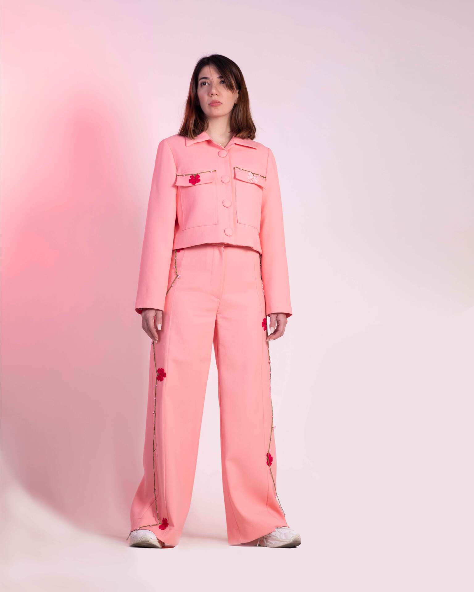 کت و شلوار-صورتی-گلبهی-پارچه-کرپ-گلدوزی شده-یقه کردانه-جیب بزرگ-شلوار راسته گشاد-گل