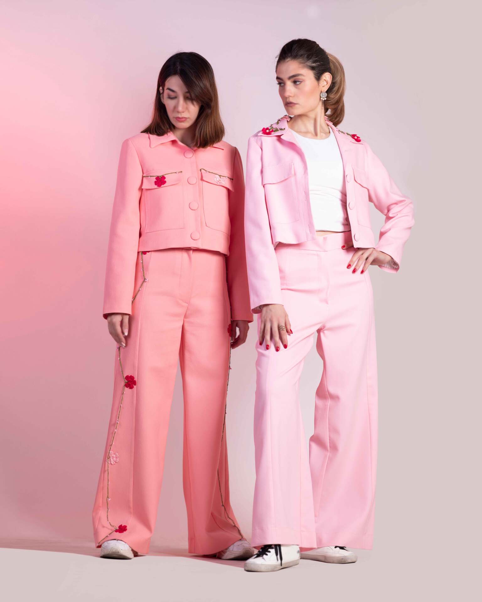 کت و شلوار-صورتی-گلبهی-پارچه-کرپ-گلدوزی شده-یقه کردانه-جیب بزرگ-شلوار راسته گشاد-گل