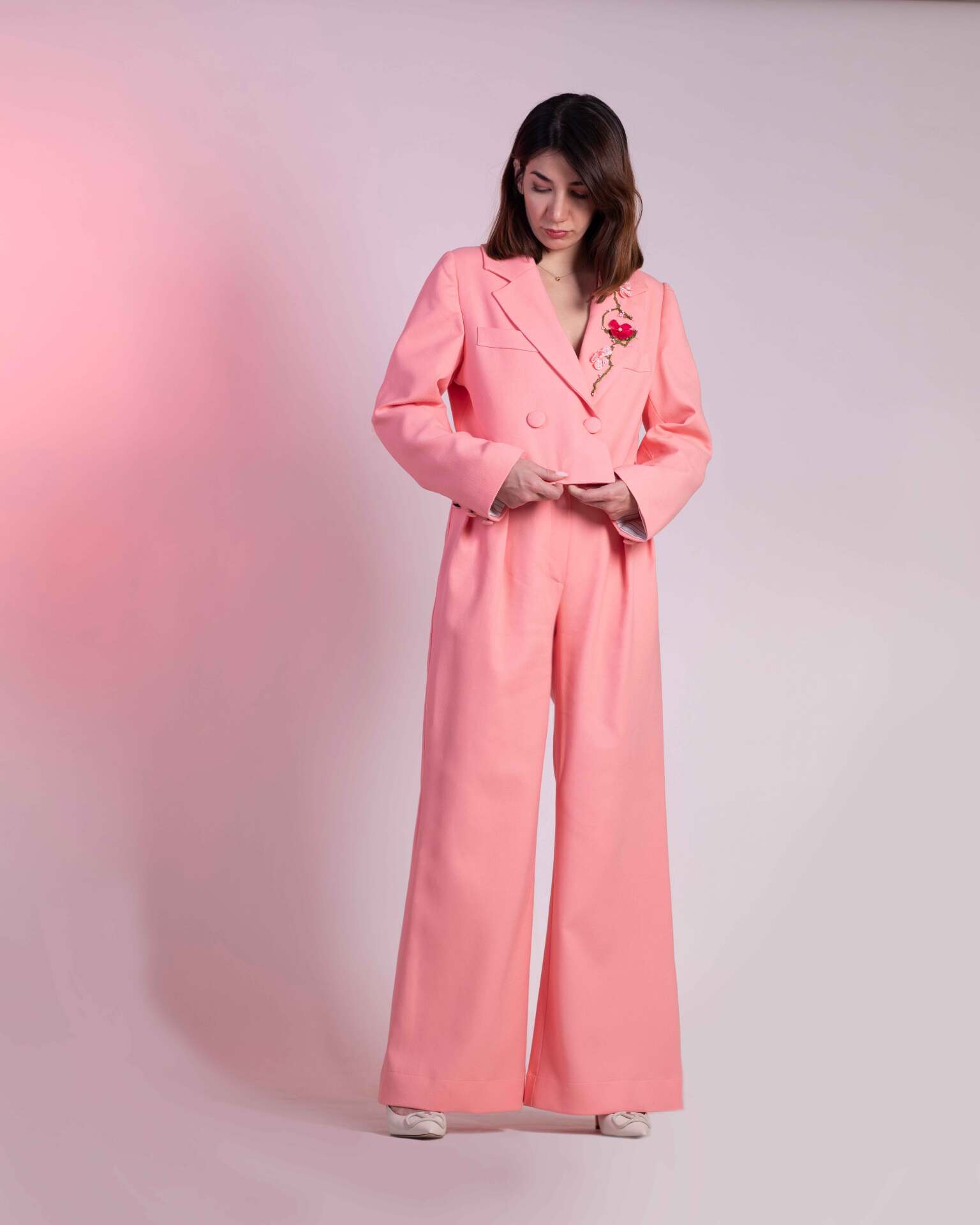 کت و شلوار گلبهی-کت یقه انگلیسی-گلدوزی شده-شلوار راسته گشاد-پارچه کرپ-رنگ صورتی