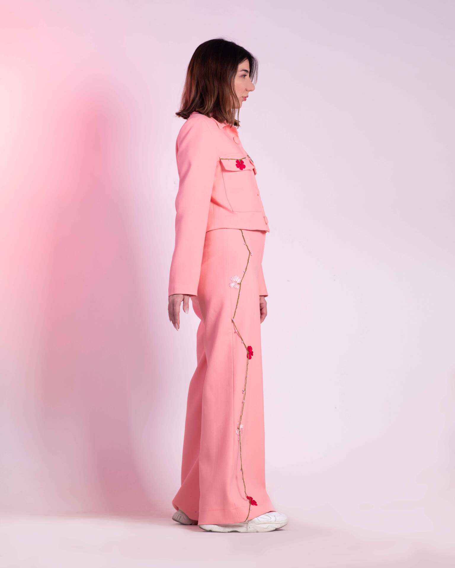 کت و شلوار-صورتی-گلبهی-پارچه-کرپ-گلدوزی شده-یقه کردانه-جیب بزرگ-شلوار راسته گشاد-گل