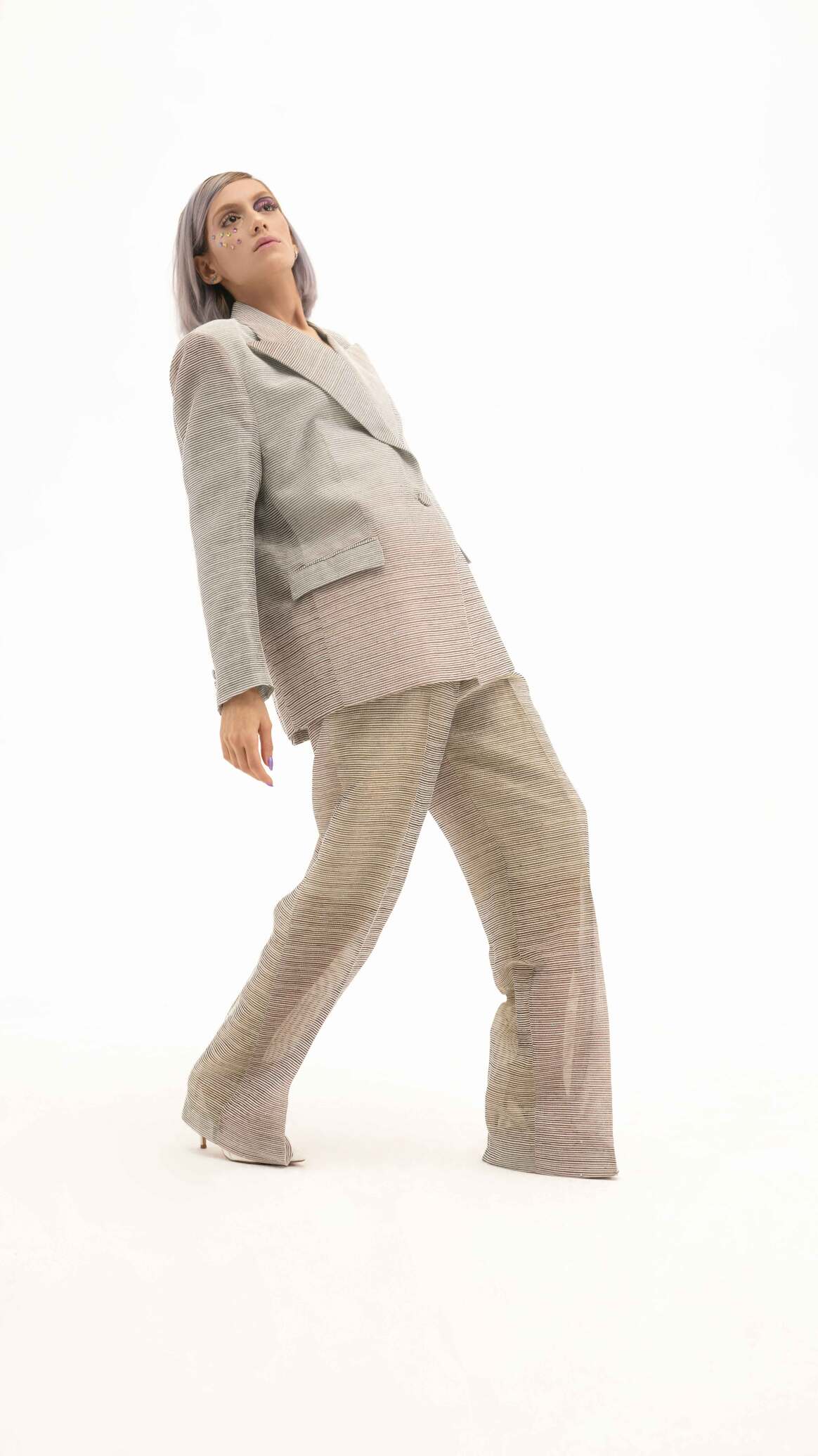 کت و شلوار طوسی رنگ | کفش سفید