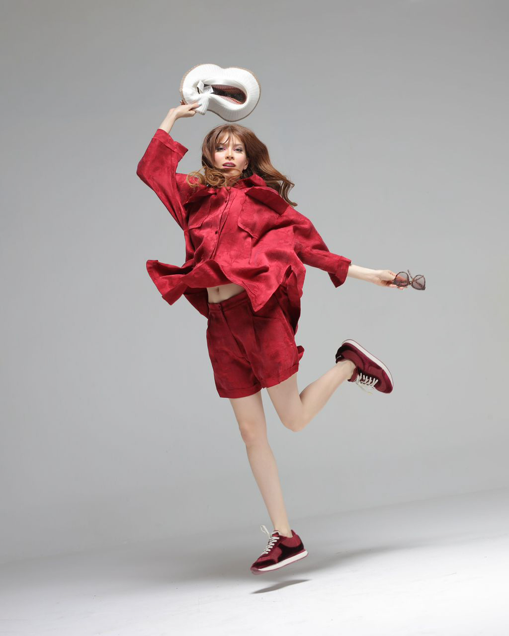 شومیز قرمز|شلوارک قرمز|پارچه نخی و پنه ایی|کلاه حصیری|کفش کتونی|عینگ