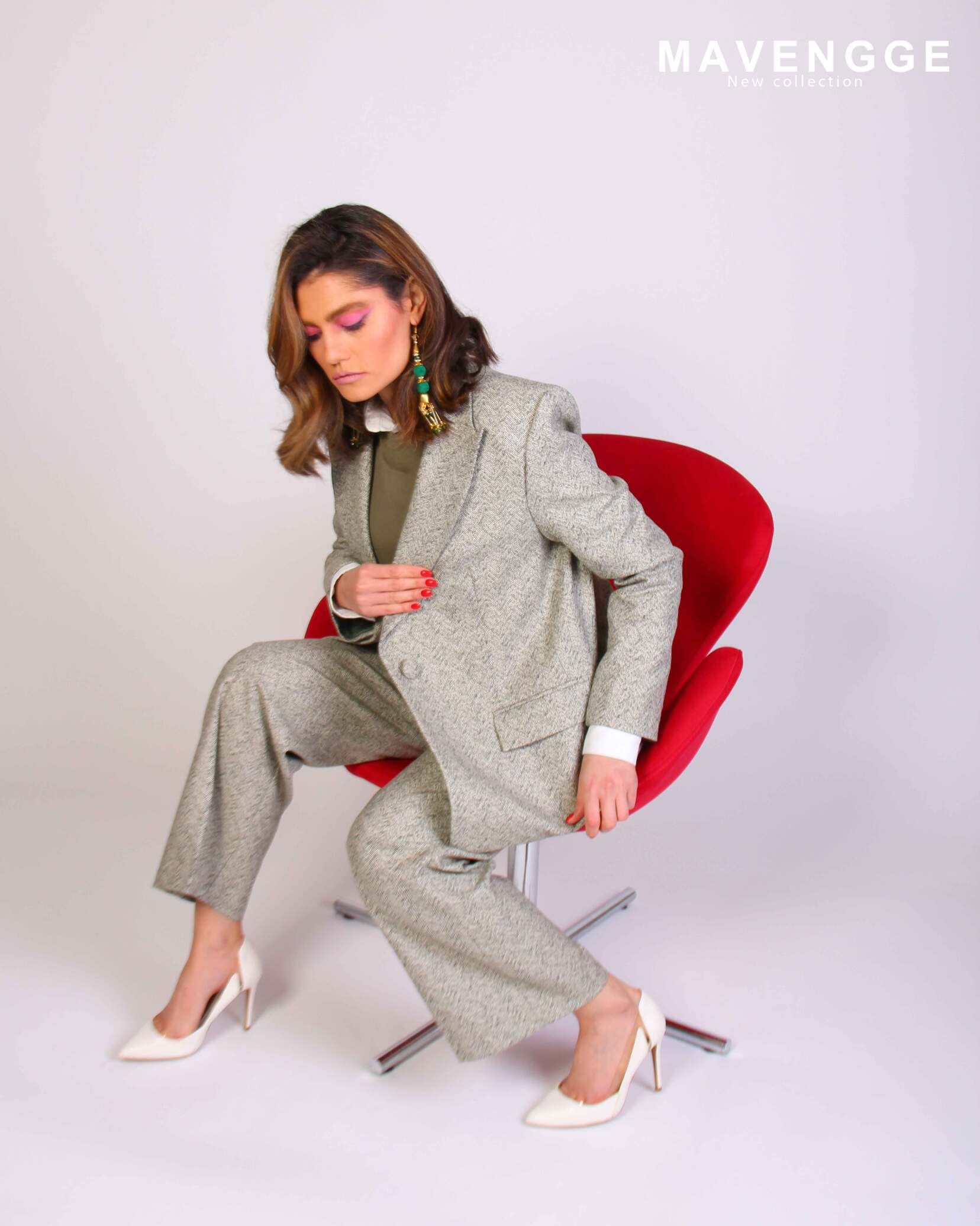 کت و شلوار ست|کفش سفید|صندلی قزمز|بلوز سبز|لباس زنانه|