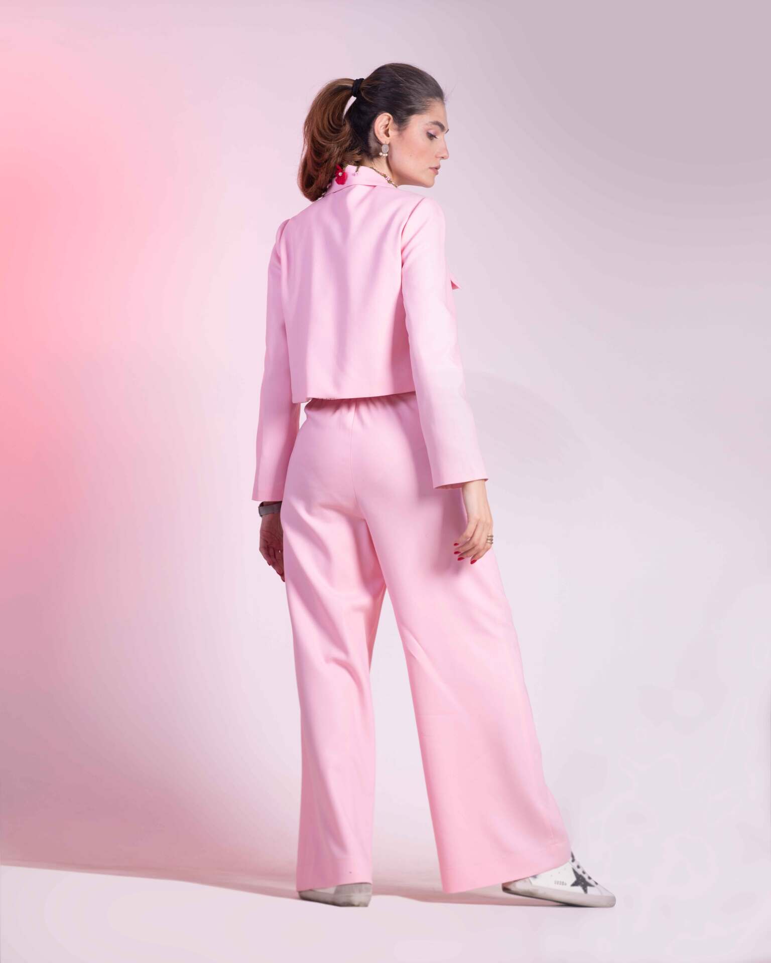 کت و شلوار-صورتی-گلبهی-پارچه-کرپ-گلدوزی شده-یقه کردانه-جیب بزرگ-شلوار راسته گشاد-گل