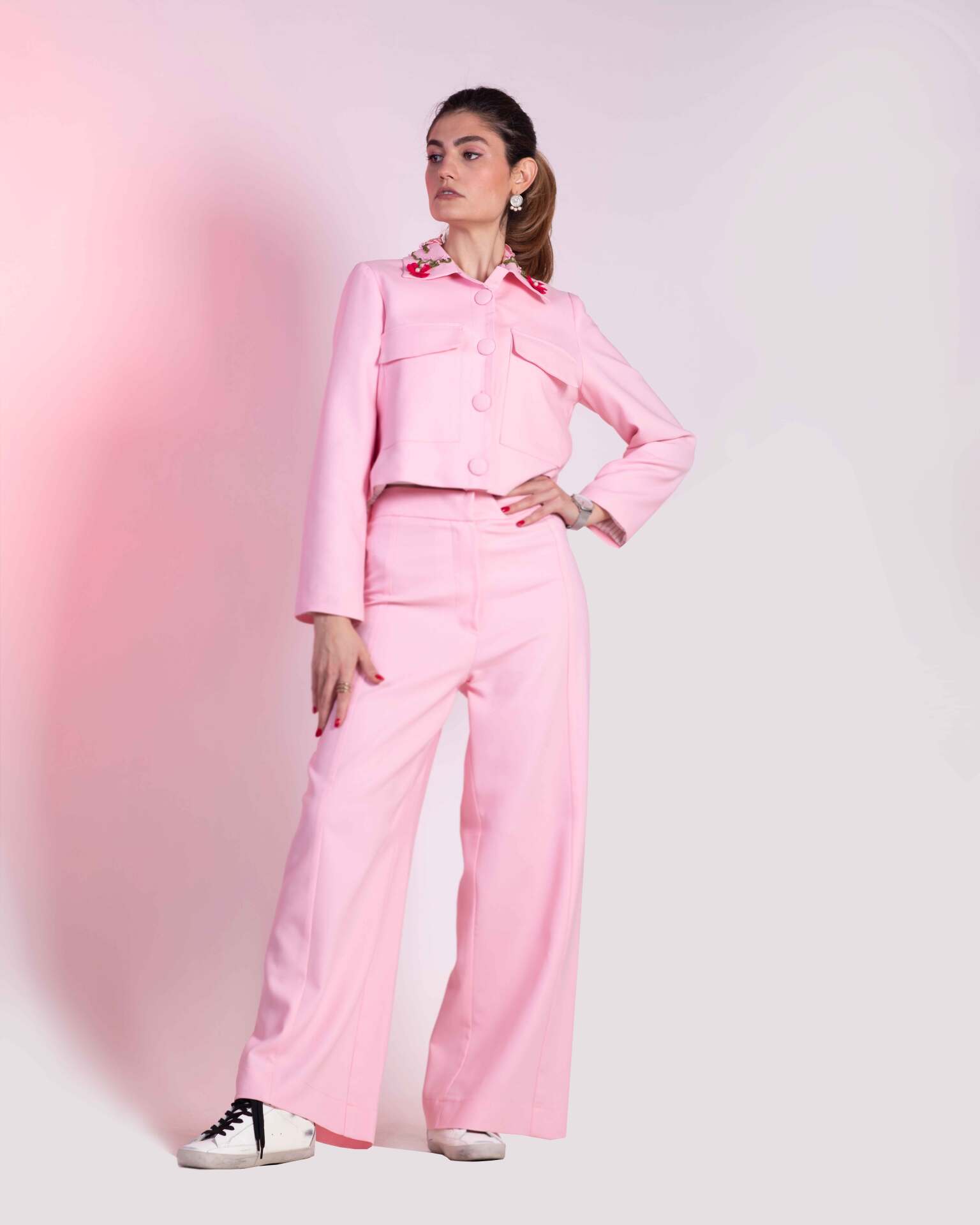 کت و شلوار-صورتی-گلبهی-پارچه-کرپ-گلدوزی شده-یقه کردانه-جیب بزرگ-شلوار راسته گشاد-گل