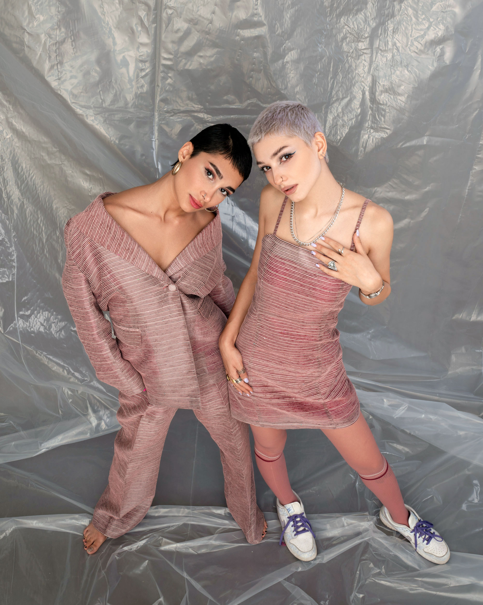 کت و شلوار|صورتی|یقه اینگلیسی|پیراهن کوتاه صورتی|کتونی سفید