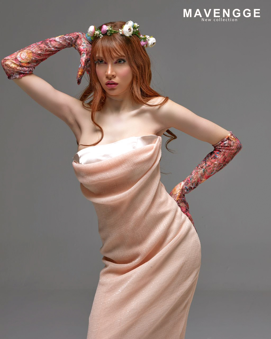 پیراهن شب صورتی کم رنگ و تاج گل و دستکش های دانتل