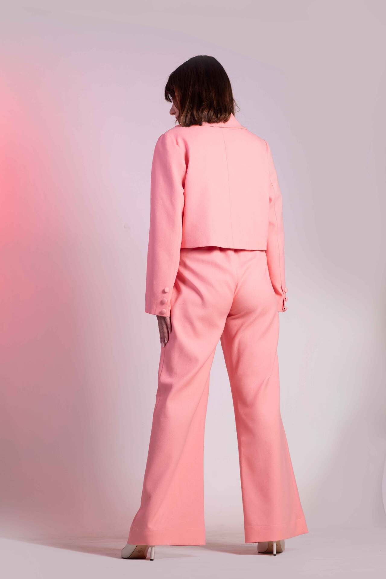 کت و شلوار گلبهی-کت یقه انگلیسی-گلدوزی شده-شلوار راسته گشاد-پارچه کرپ-رنگ صورتی