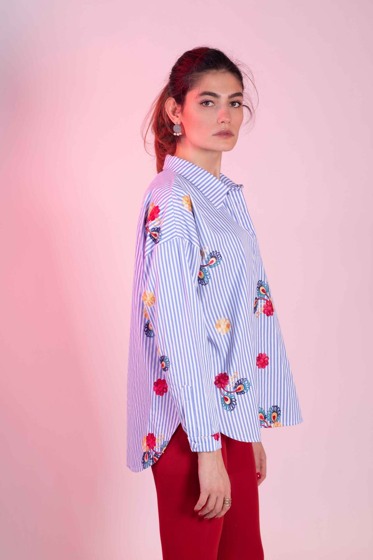 شومیز-یقه مردانه-جلو بسته-راه راه-آبی-خامه دوزی گل و بته-آستین بلند-با پارچه پوپلین-از پهلو